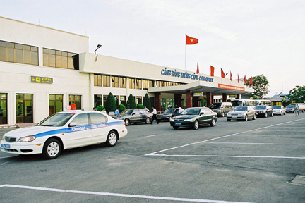 นายกรัฐมนตรี Nguyen Tan Dung เข้าร่วมพิธีเปิดโครงการขยายสนามบินนานาชาติ Cát Bi